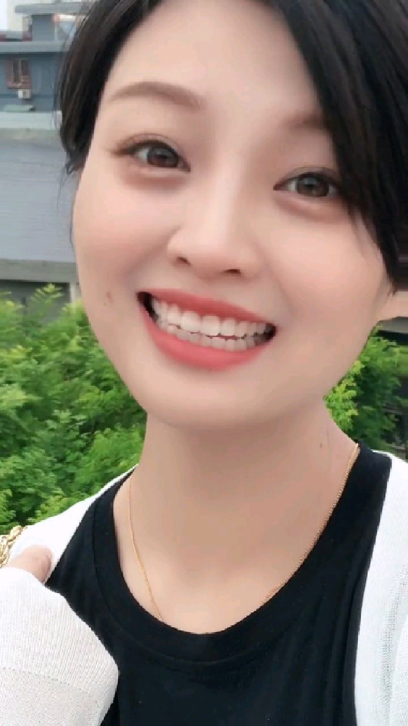 美女你笑起来真好看,小酒窝真迷人