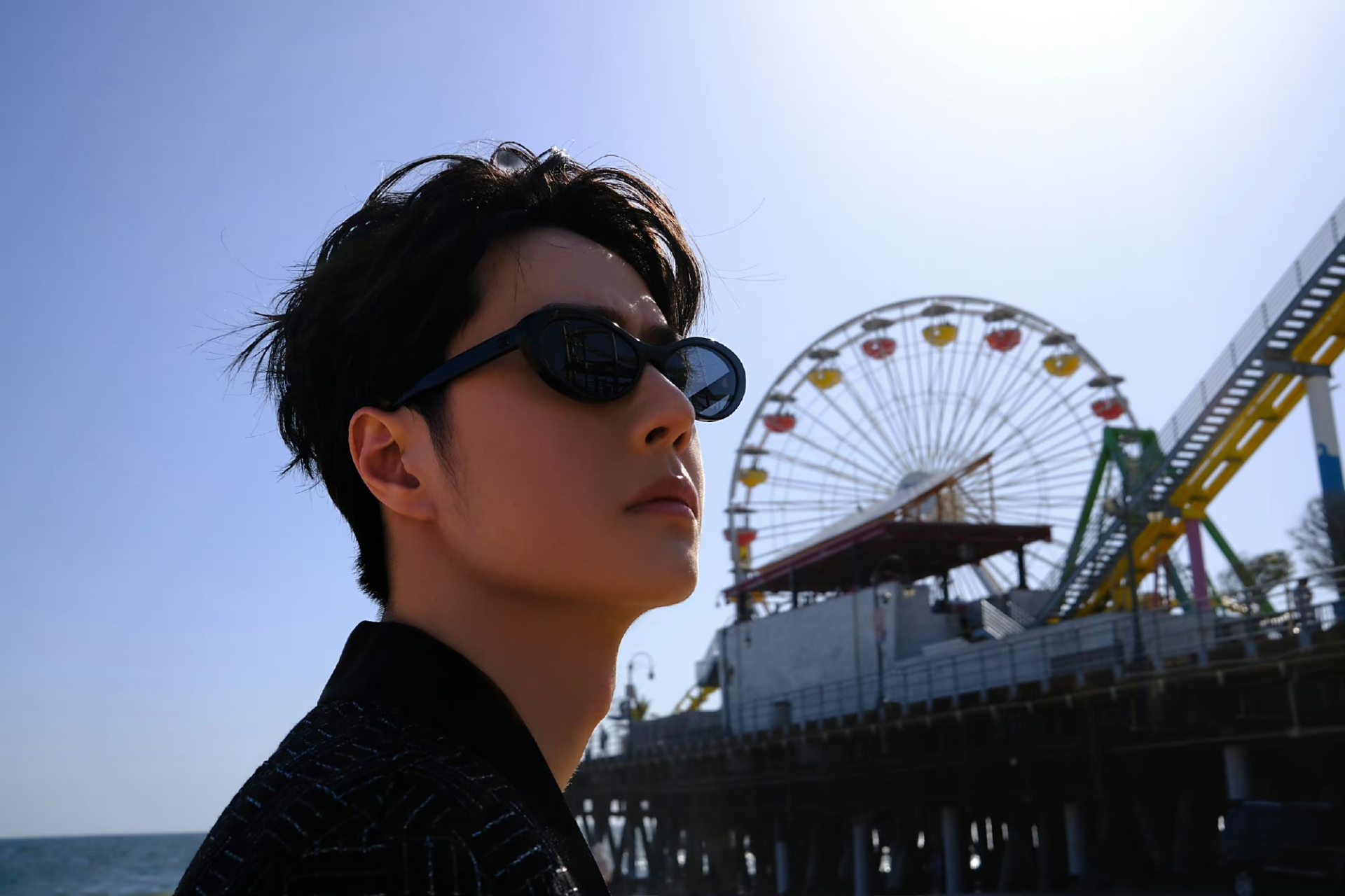 王一博香奈儿看秀造型# 王一博身着chanel 2023秋冬预告系列斜纹饶刎