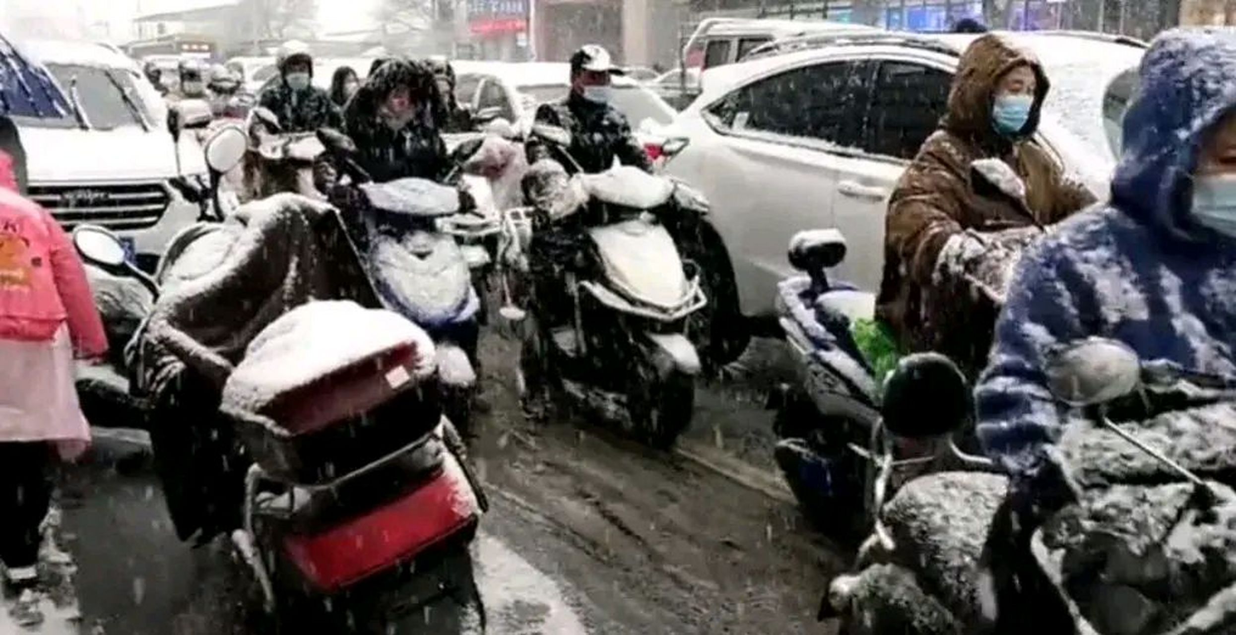 怎么现在还有人骑电动车啊,大雪天,大冷天,骑电动车接送孩子,难道这年