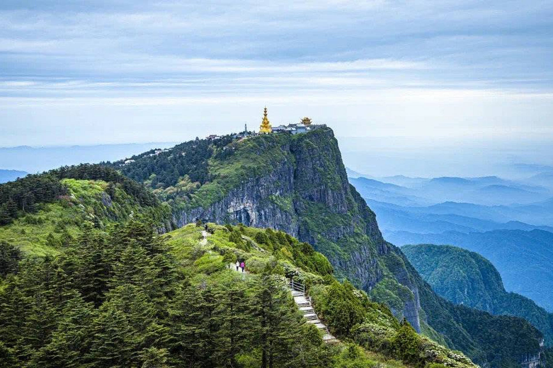 来峨眉山吧!这里的夏天与众不同,充满了清新和活力.