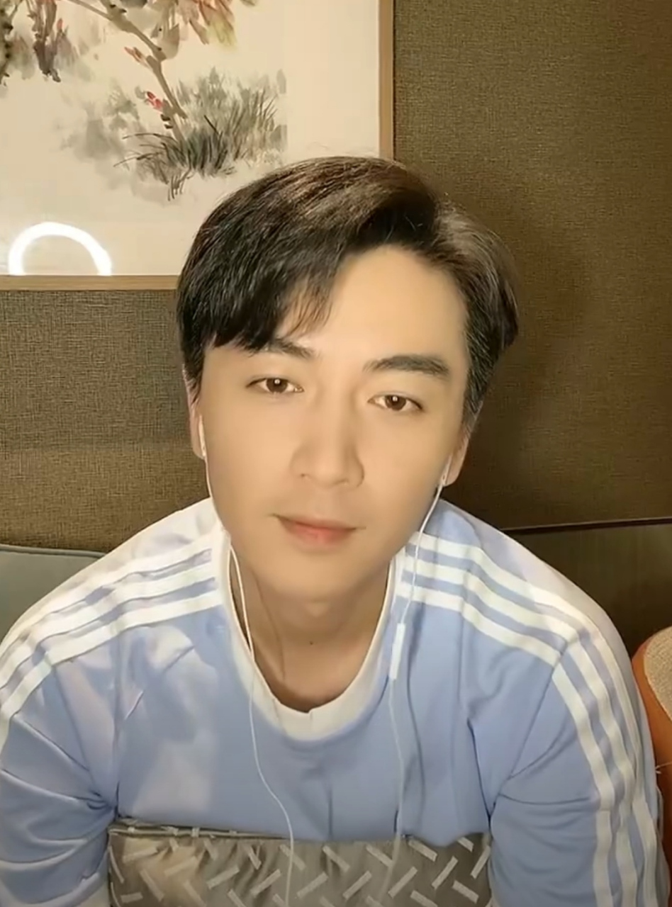 这几个月陈晓露面次数很多,都是为了作品,接下来还会有很多机会和他