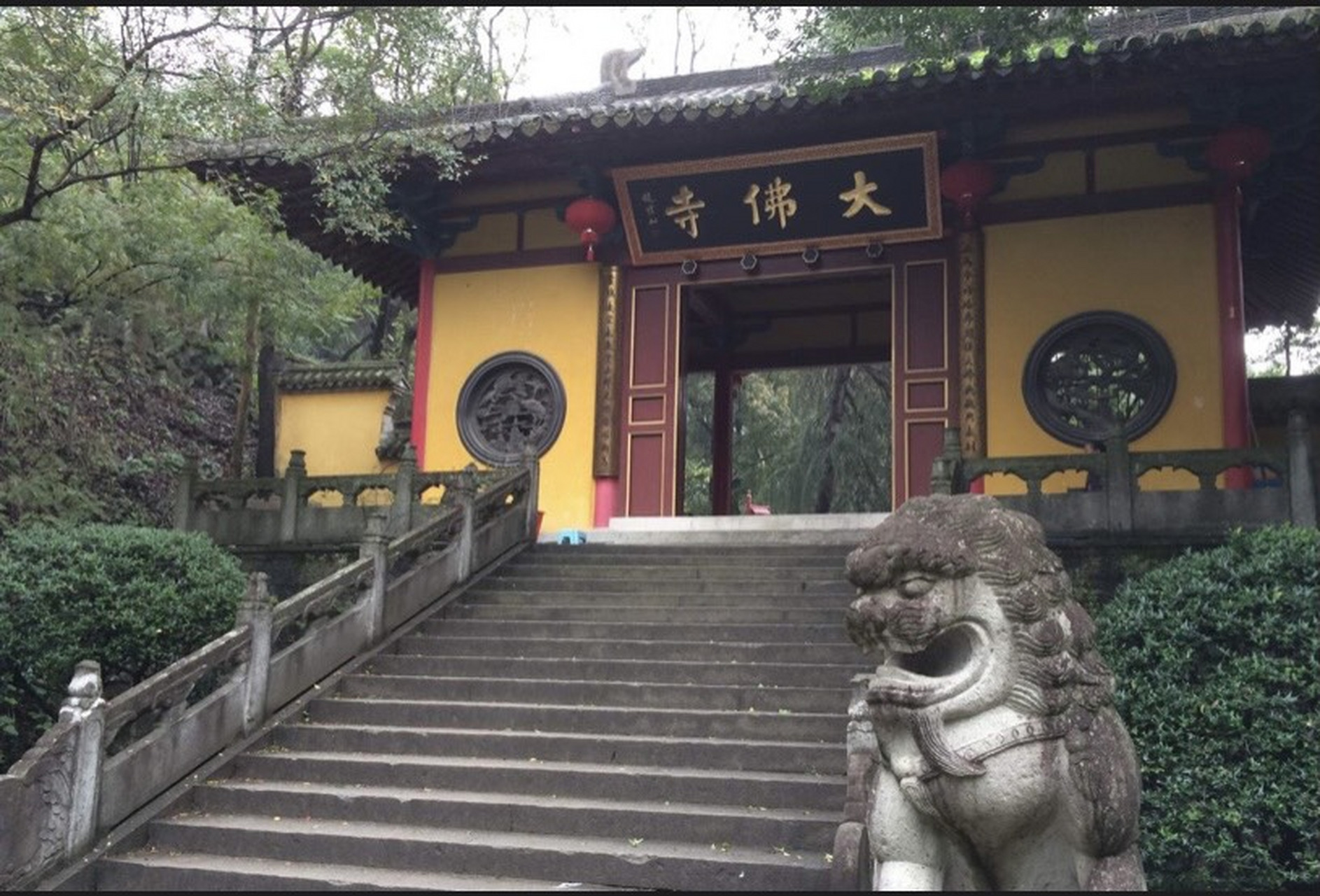 新昌大佛寺,4a级景区又名大佛禅寺,位于浙江省新昌县城南明街道,始建