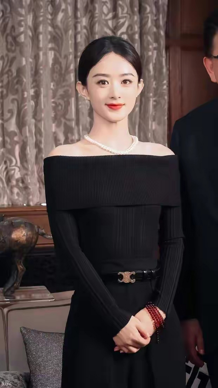 娱乐大放送# 赵丽颖戴珍珠项链秀优越肩颈线条 温婉又知性   日前,一