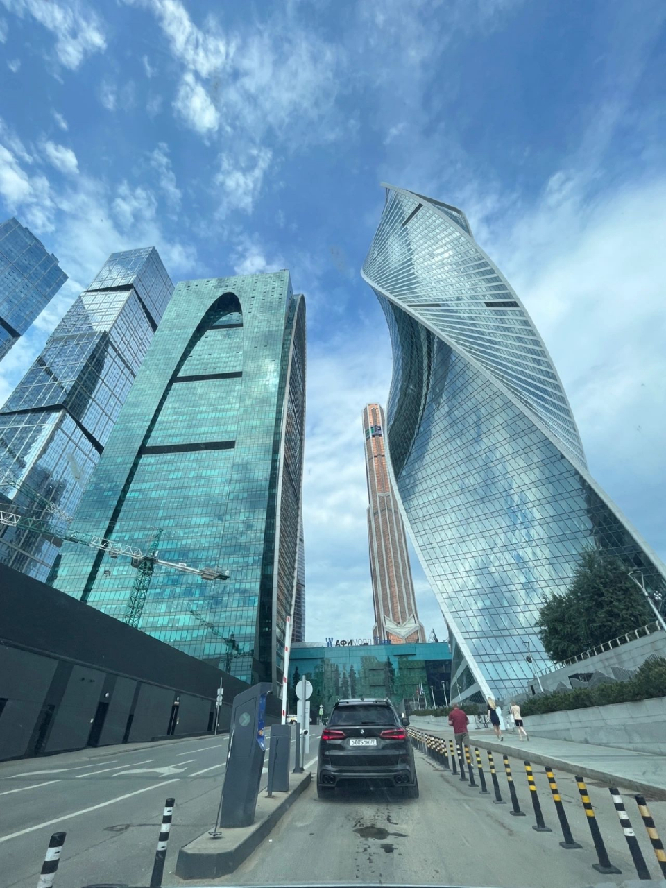 伤痕累累的莫斯科cbd 外墙玻璃都还没修,都快成俄罗斯人的打卡地了