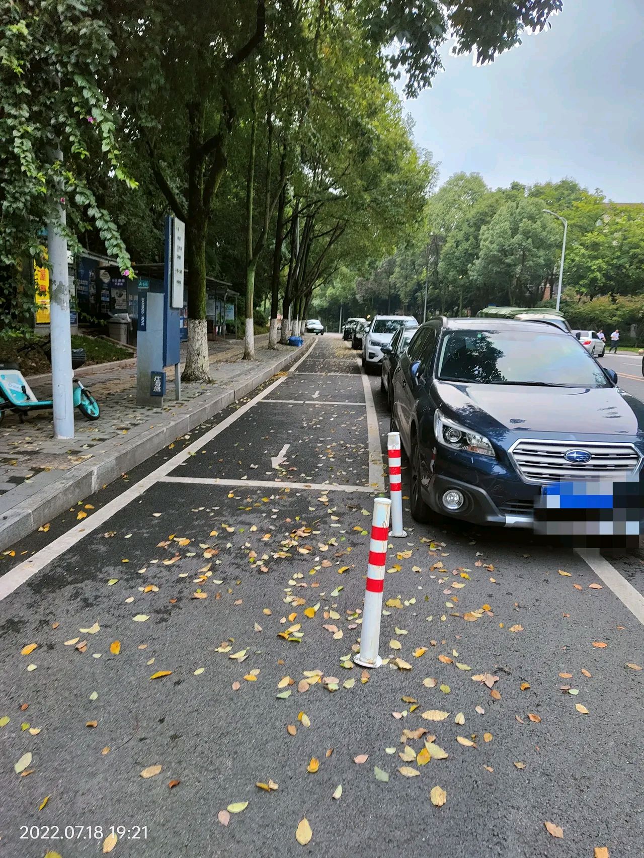 太吓人了,重庆观音桥马路边停车,贵得离谱,网友表示开不起车!