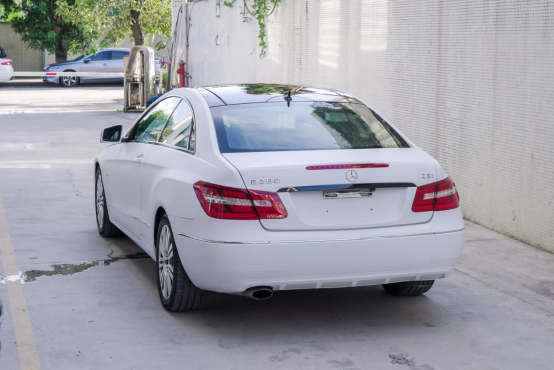 奔驰e260贴皓月白改色膜,洁白的车身,也是一种优雅!