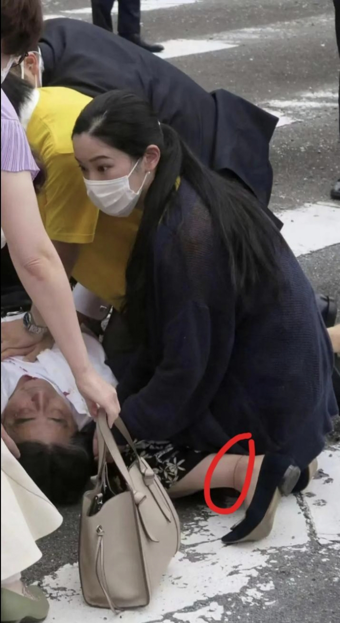 脚绑一根黑绳子是有什么含义吗?