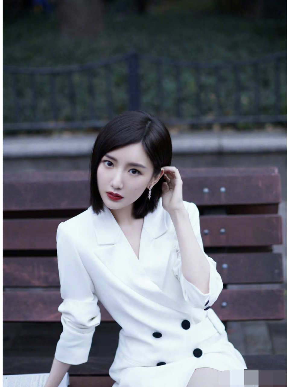 毛晓彤[心]短发搭白色西装式连衣裙,精致干练  肤白貌美  魅力动人