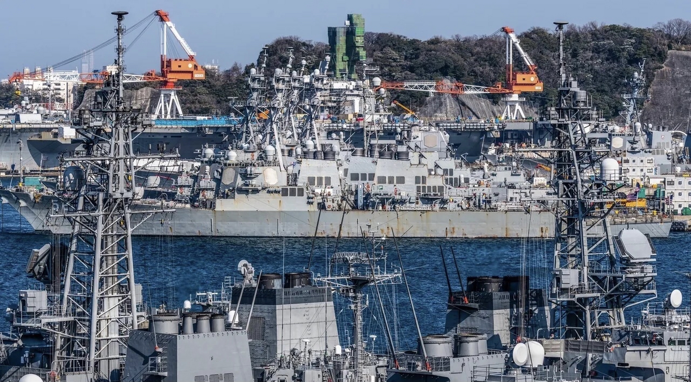 日本横须贺港一角,多艘美日军舰同框停放,简单算一下估计有10艘左右.