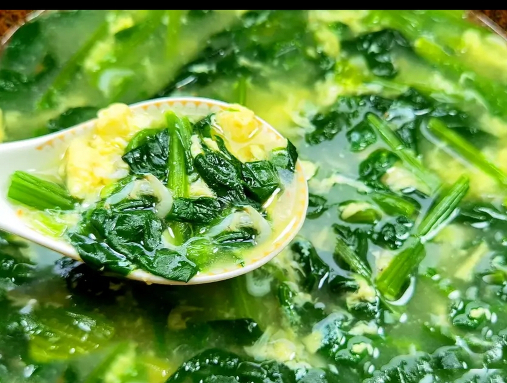 我的美食分享#  菠菜虾皮鸡蛋汤  食材准备:菠菜,鸡蛋,虾皮,葱,盐