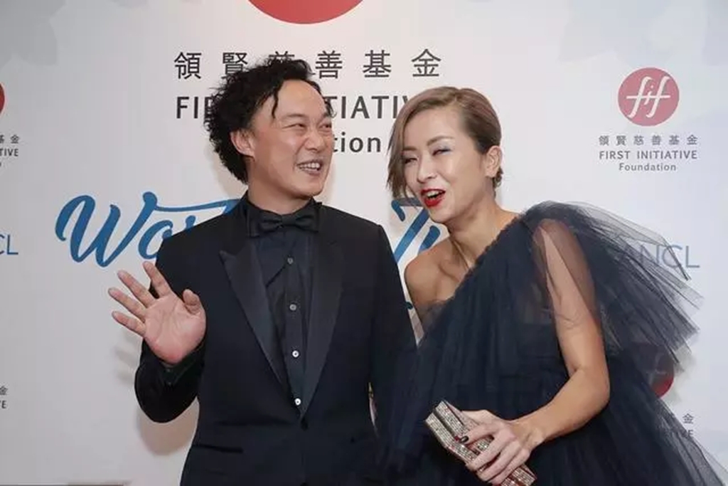 陈奕迅徐濠萦出席时尚活动,夫妻俩情侣装秀恩爱,男方满眼都是爱