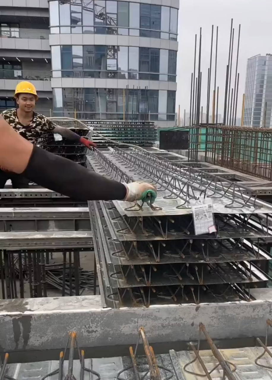现在盖楼房都出新模式了啊,连板带钢筋一起铺,感觉这样包工头可以少雇