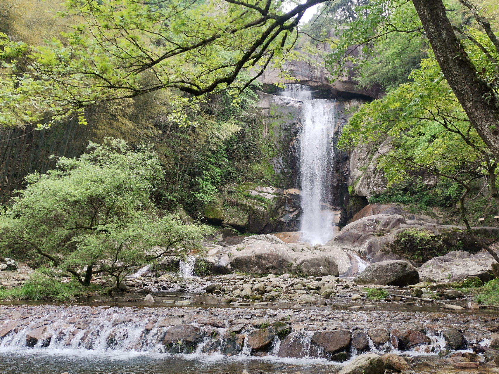 游天台山石梁飞瀑景区,在瀑布下独坐,耳边只有如雷的轰鸣声,山涧水一