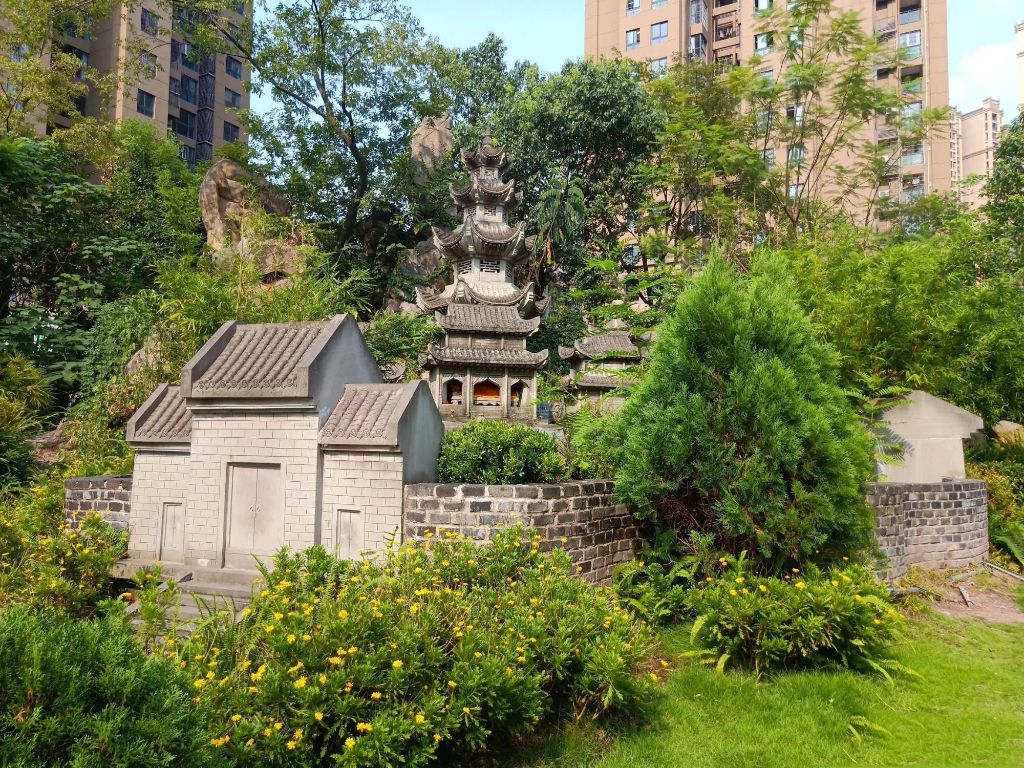 树立在闹市中的荣昌八景园「/鬼脸」,朋友们你们决定环境怎么样呢