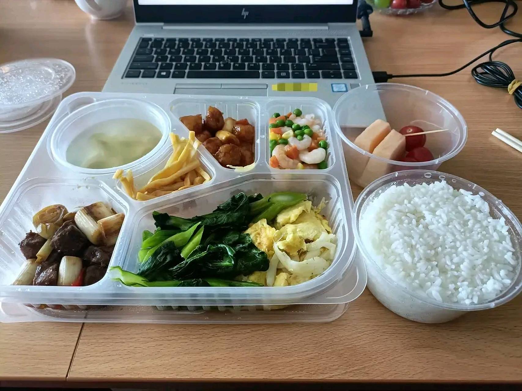 小米董事长雷军工作餐就两样菜,吃的不如农民,千亿大佬吃的简单朴实