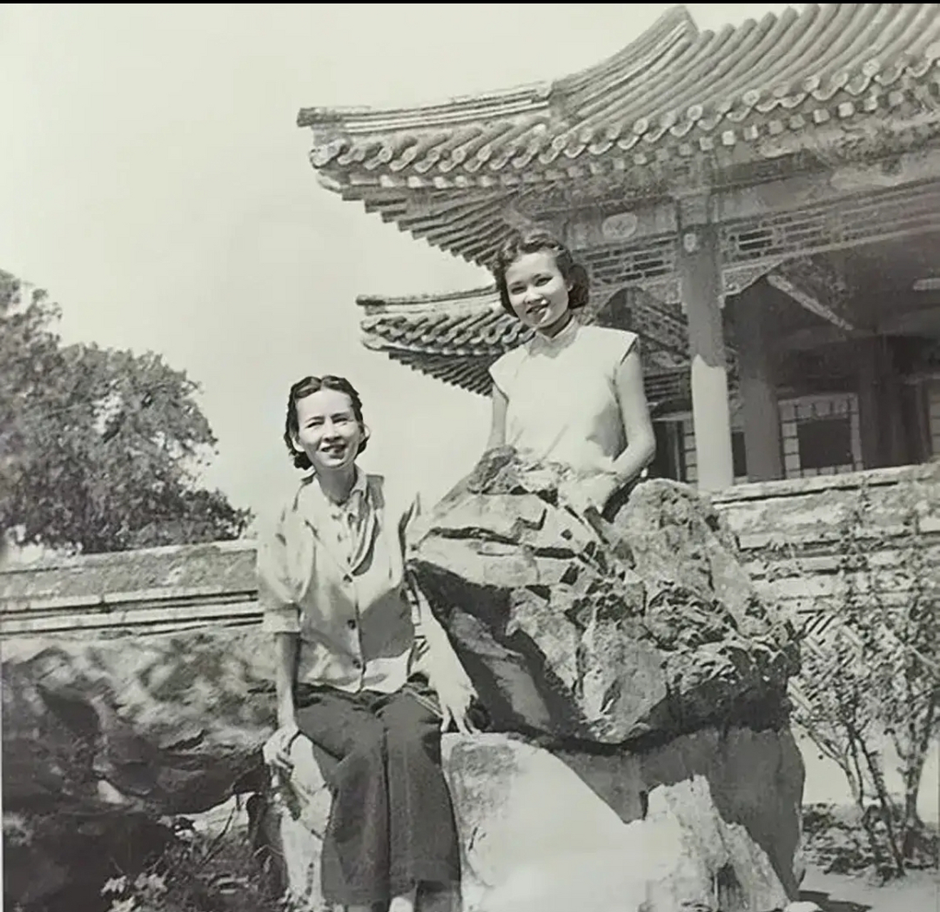 1947年,林徽因和女儿,罕见的留影,从照片中我们可以看到,梁再冰眉眼