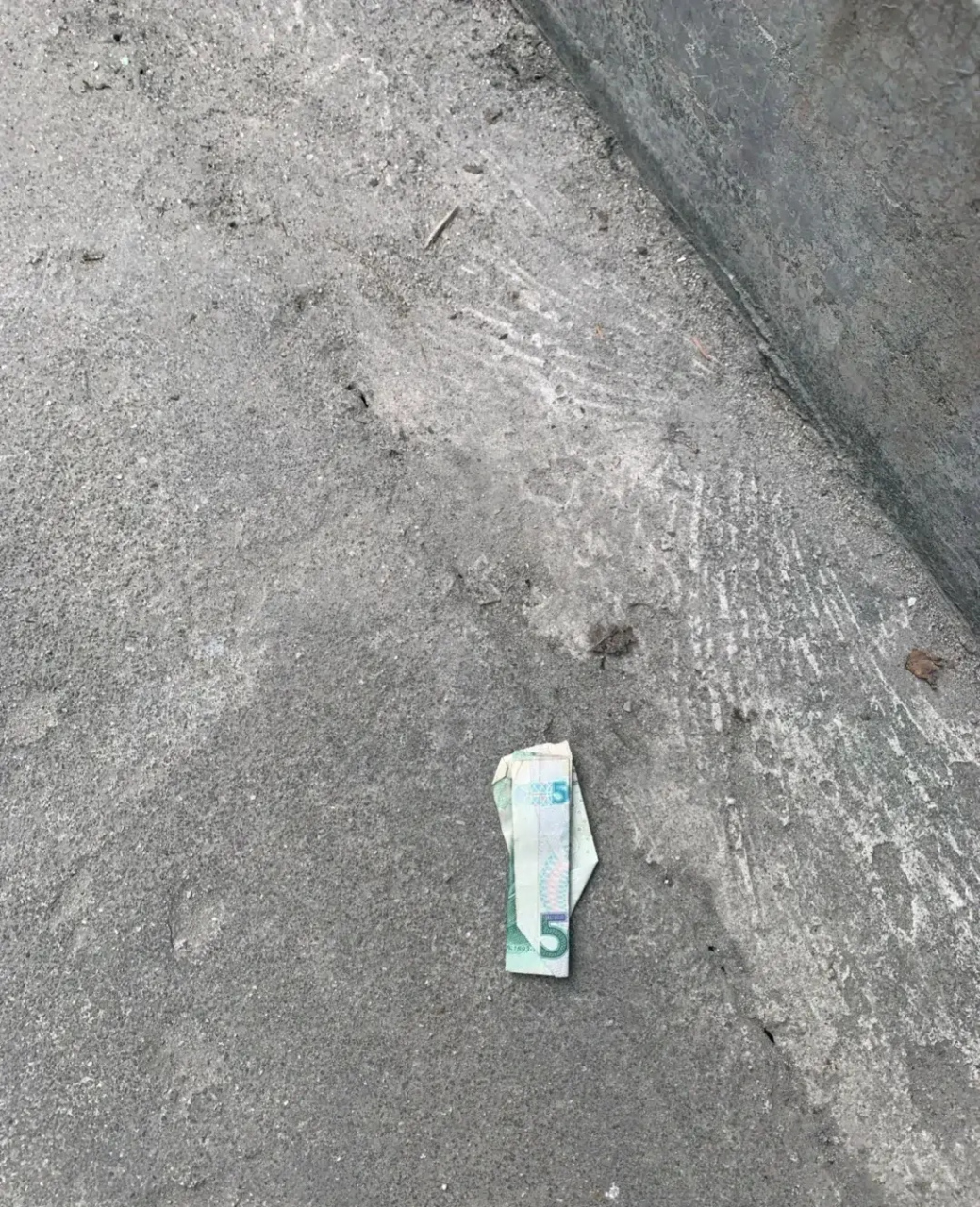 我就顺手给捡起来了, 怎么还不能拿回家啊"  婆婆说:"在外面捡到钱