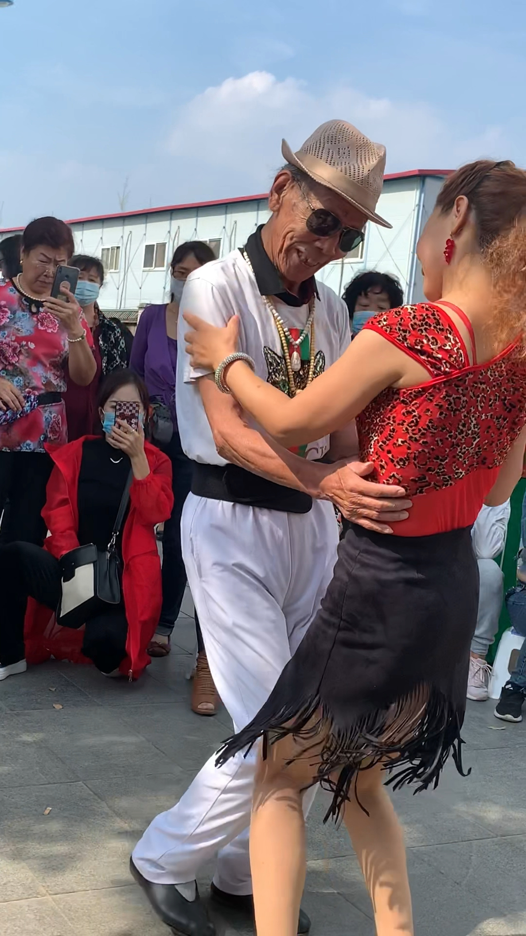天津张大爷和安静老师共舞