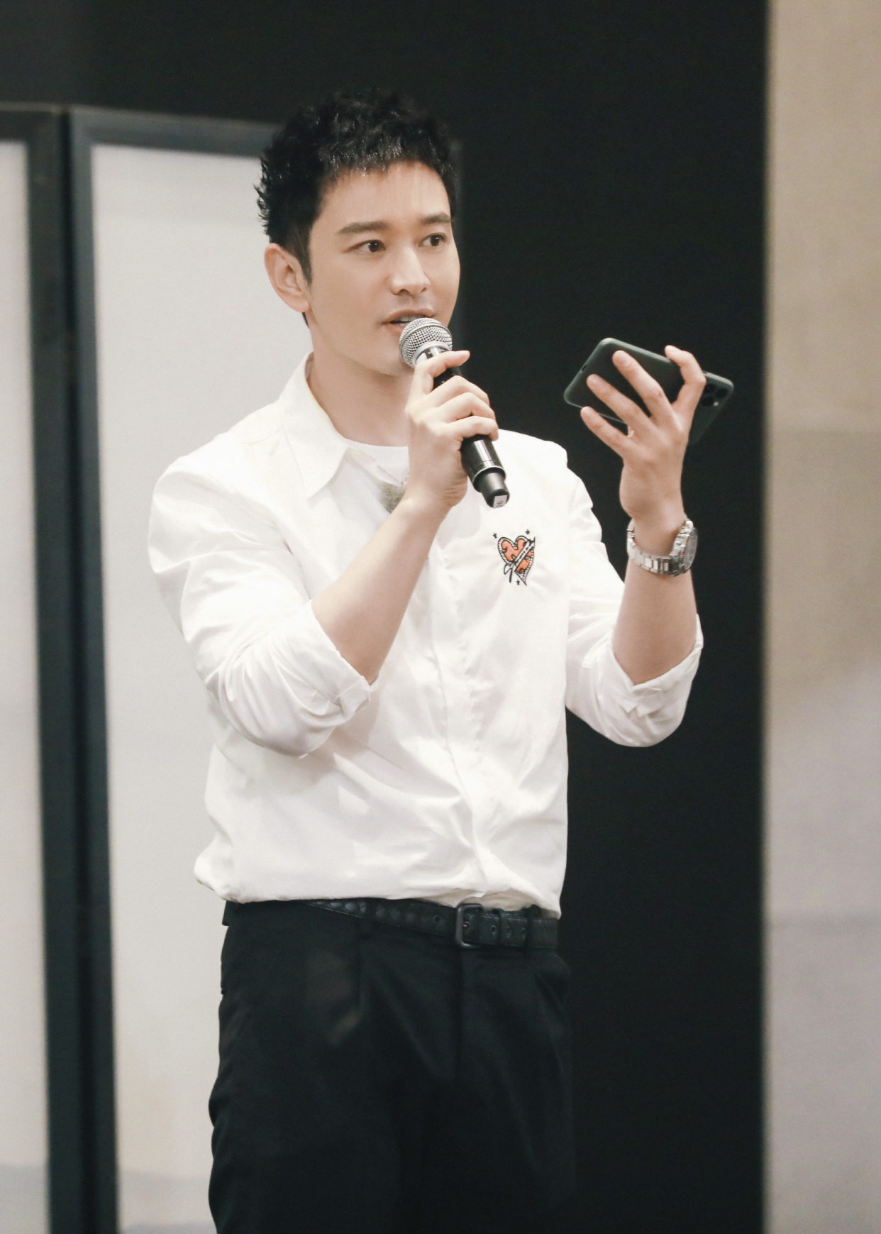 黄晓明造型分享,身穿纯白心形刺绣logo衬衫搭配西裤,清新俊朗