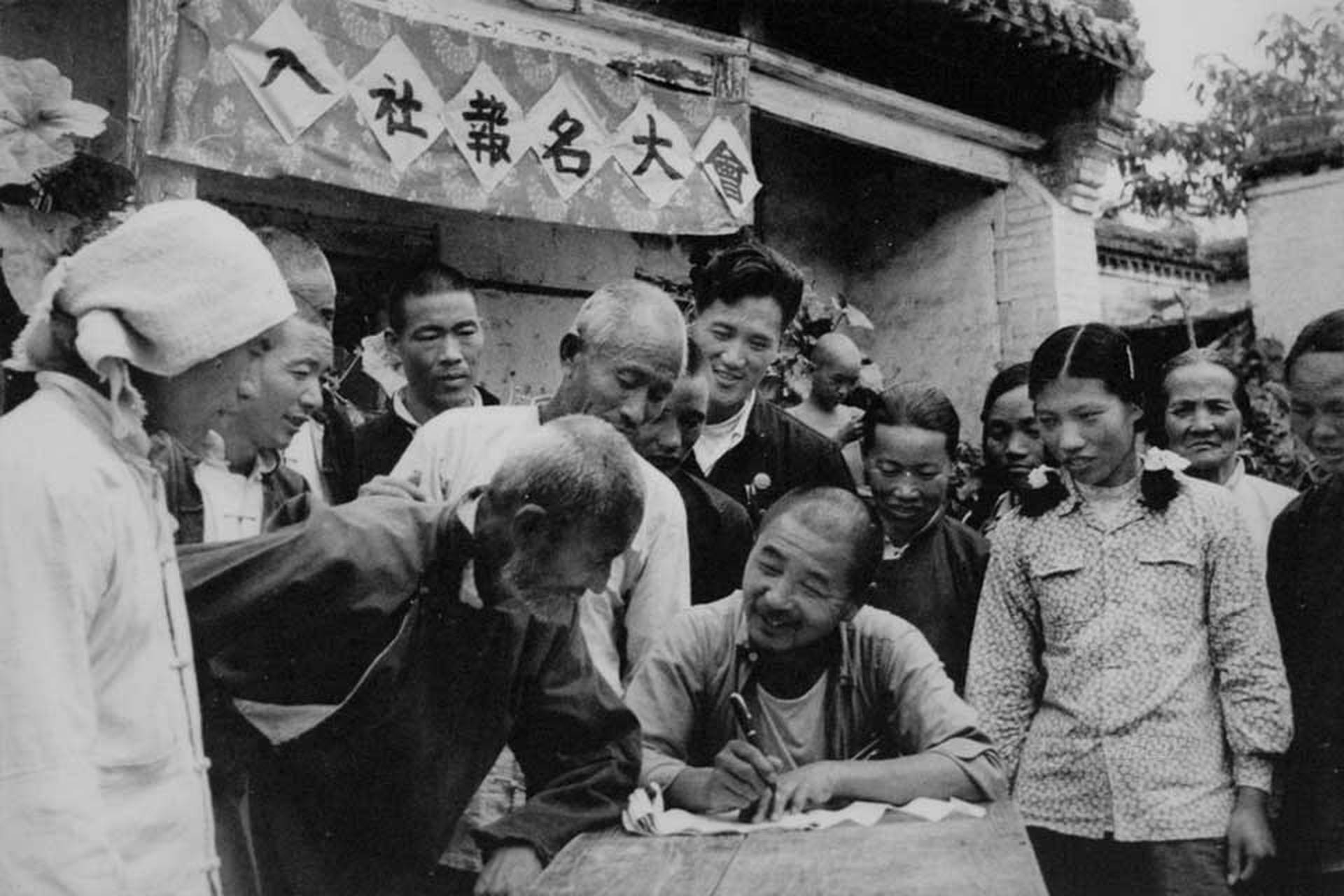 新中国成立前后,在全国开展了土地改革运动千千万万的农民获得了土地.