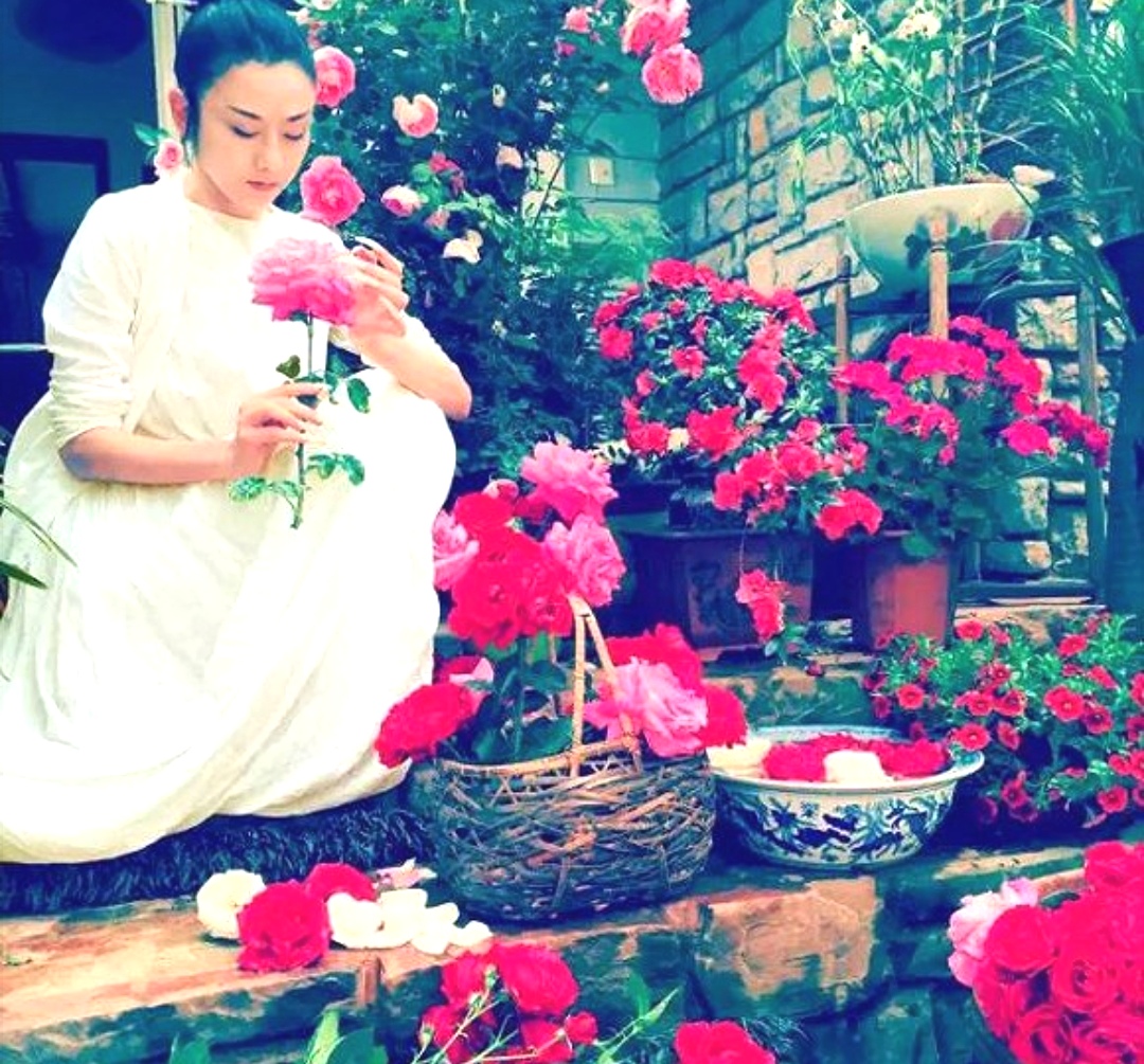 杨丽萍晒私人花园,挎篮子采花如仙子,与孔雀公鸡为伴,配文深思