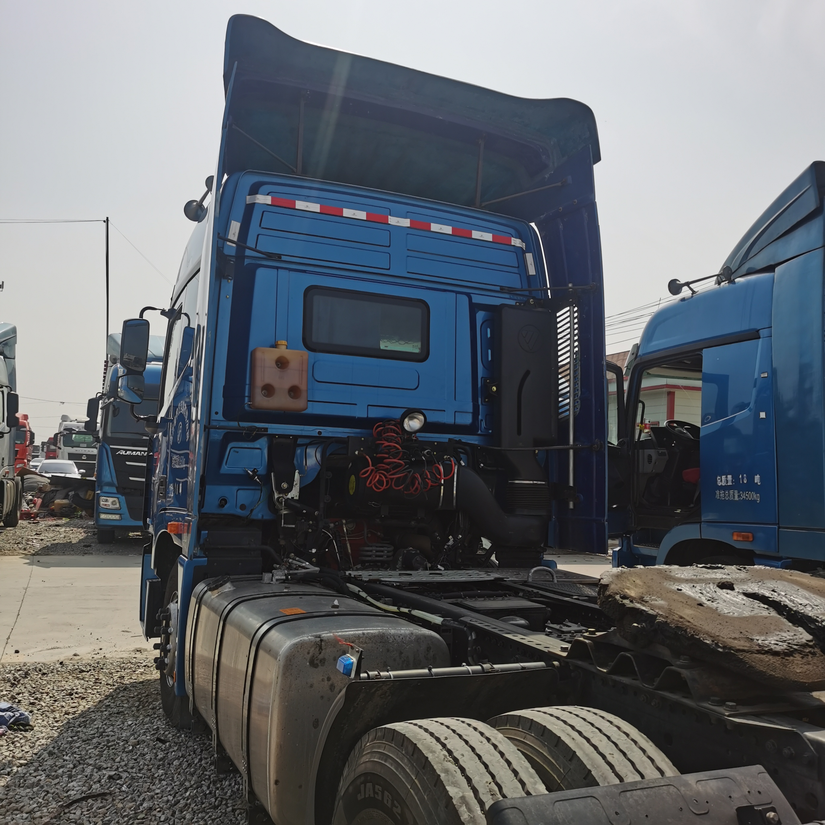 单驱欧曼牵引车拉集装箱快递