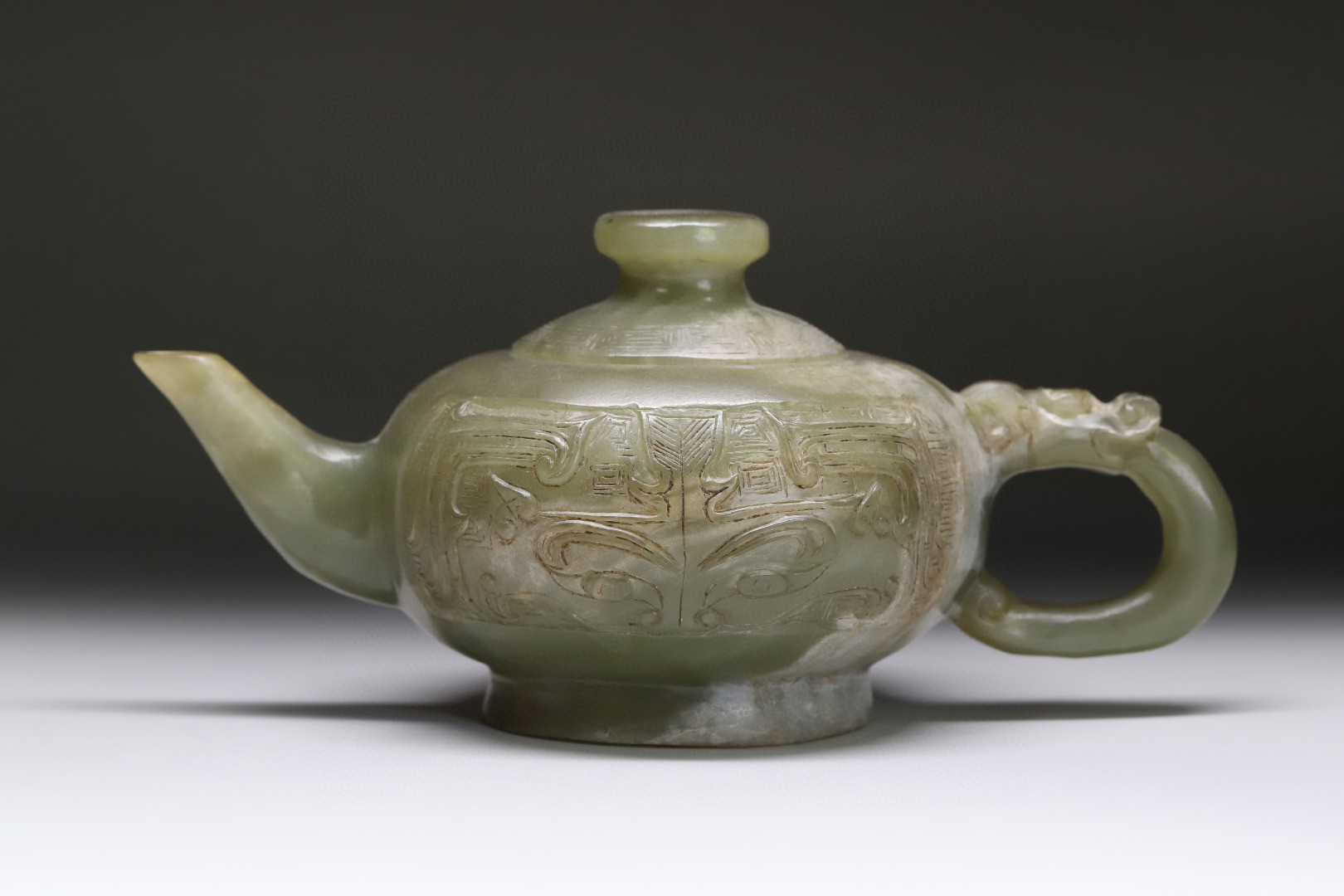 兽面回纹螭龙壶