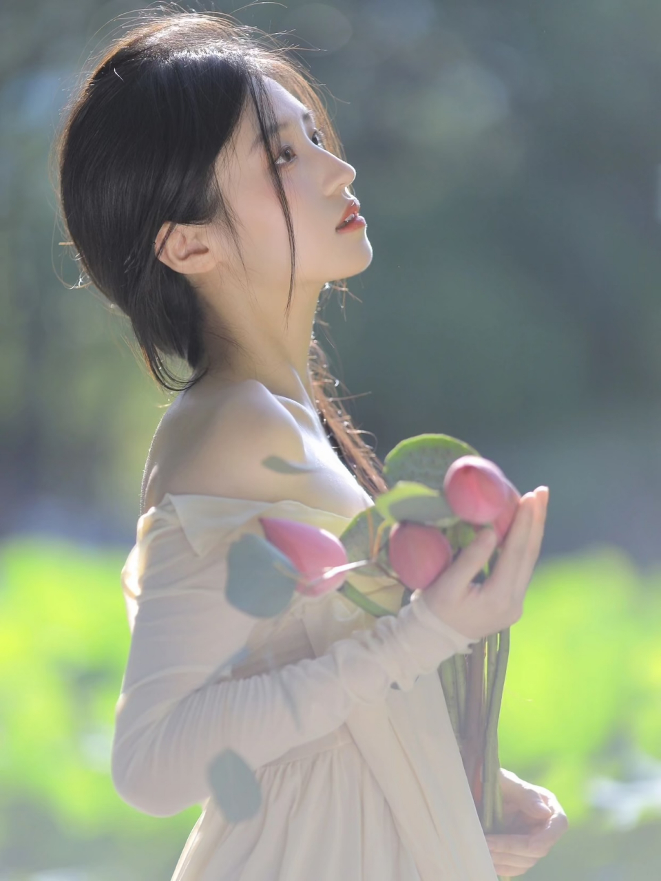 荷花和美人简直就是绝配,这就是传说中的古典美人吧