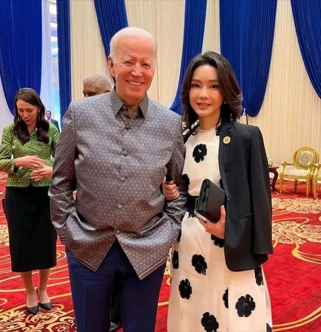 美国总统拜登与韩国总统尹锡悦夫人的合影引发外界热议.