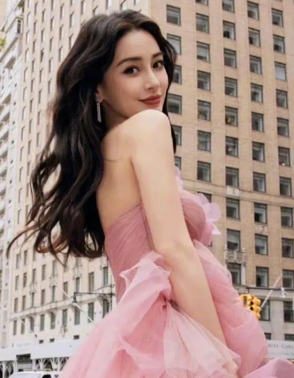 angelababy礼服腰围改小 身材比例超吸睛