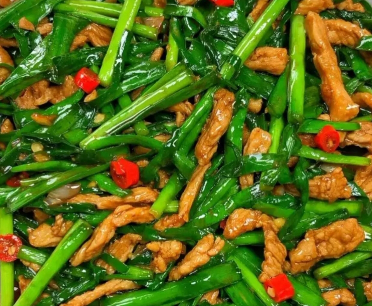 我的美食分享#  韭菜炒肉丝  食材:韭菜,猪肉,蒜末,小米辣.