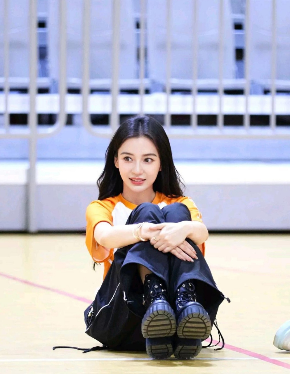 看穿运动装的杨颖明艳可爱,穿着运动装显的清纯少女的感觉,温柔雅气