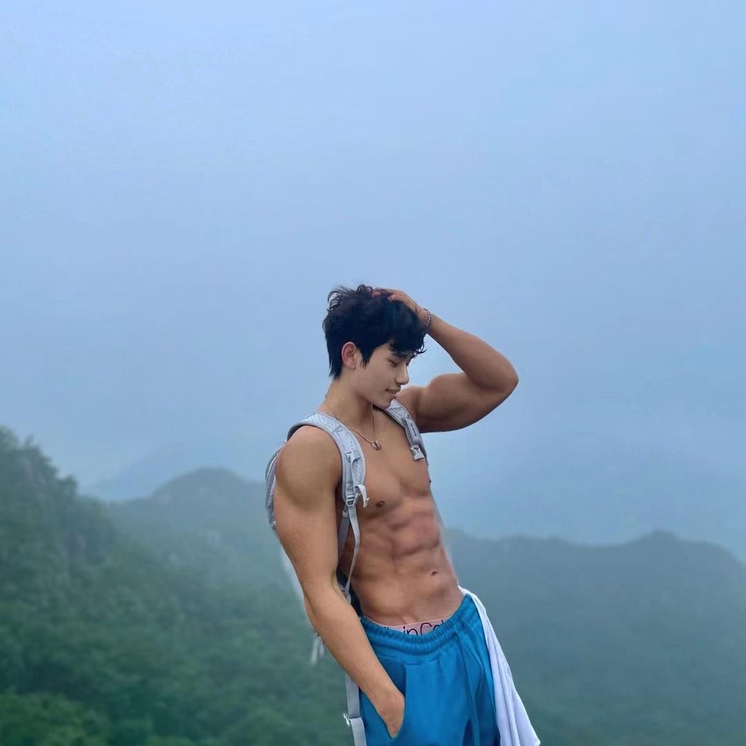 倒三角身材的肌肉男,真的是太有男人味了,浑身魅力四射!