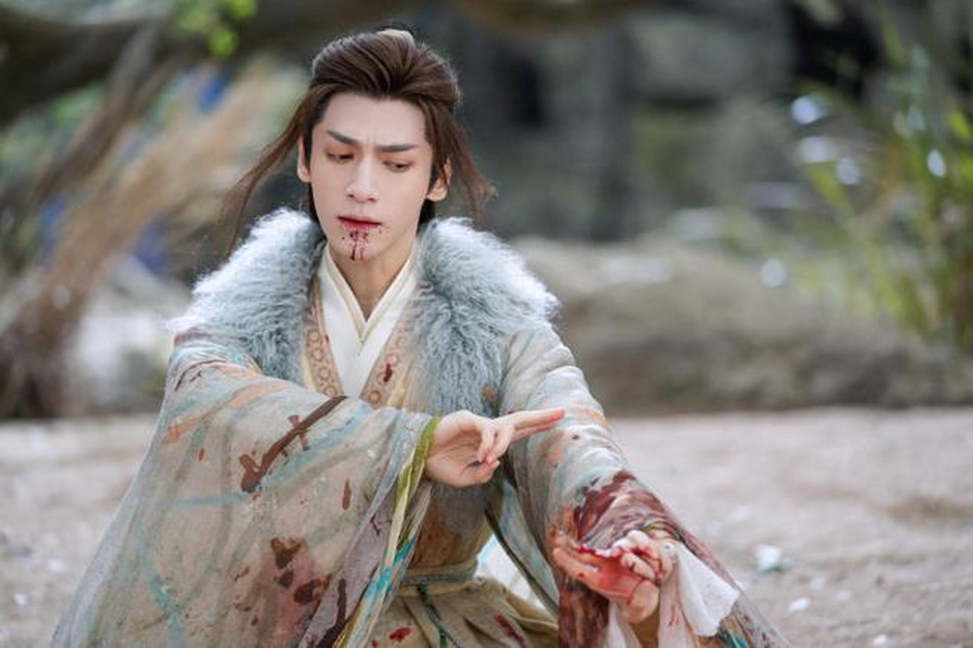 别再说罗云熙瘦了,他在#长月烬明# 中吐了多少血你们不知道嘛?