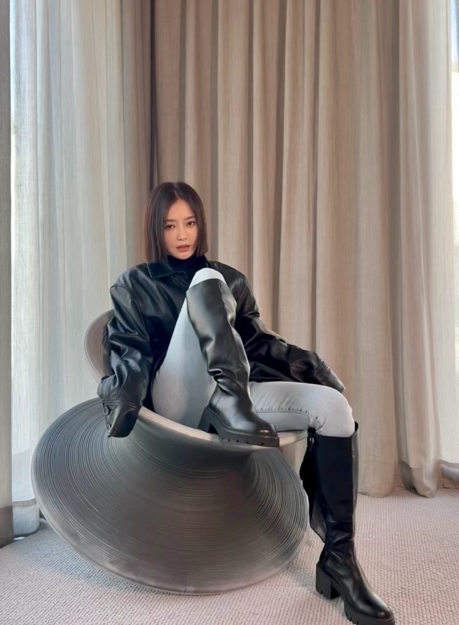 秦岚在休息室凹造型,气质太拽了,黑色皮衣加长靴散发强大气场