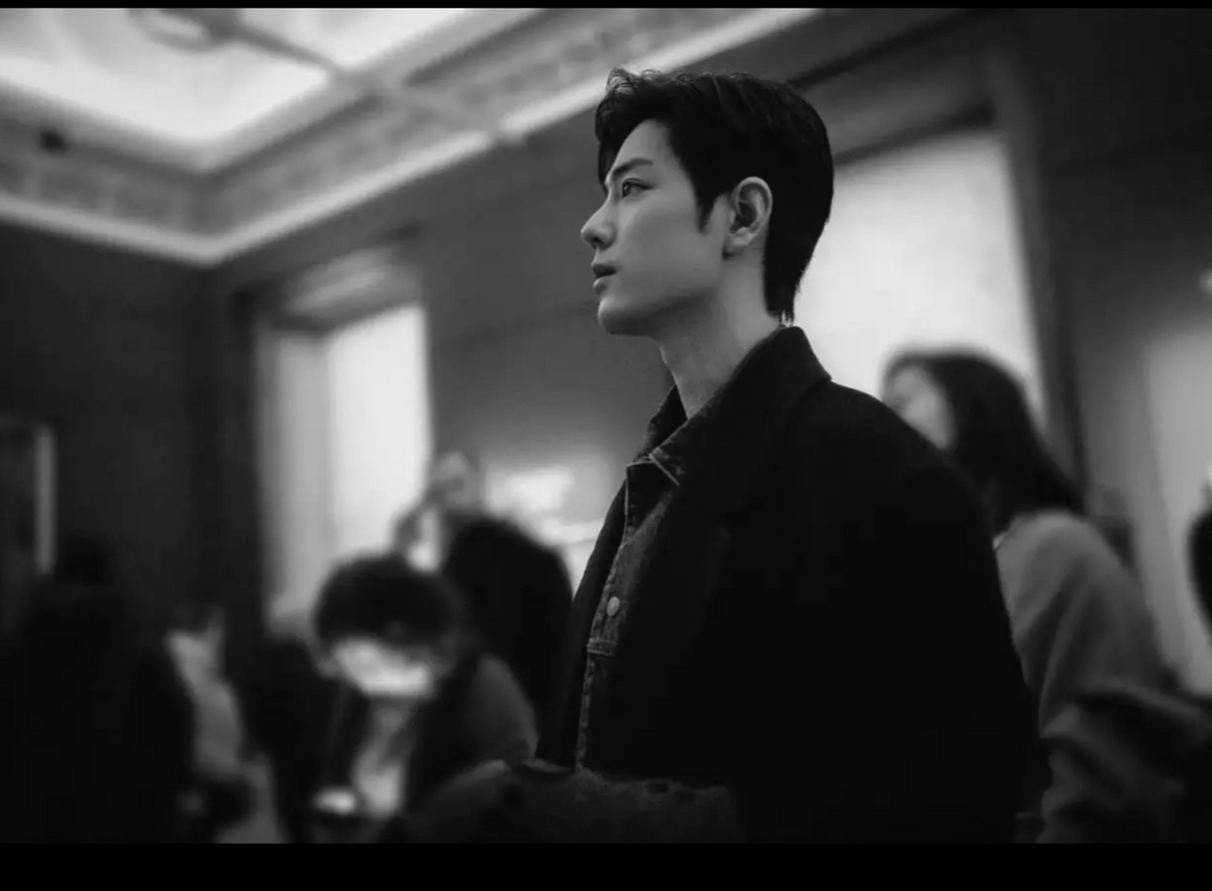 肖战黑色大衣氛围感#   #肖战黑色大衣看展随拍# 啊!