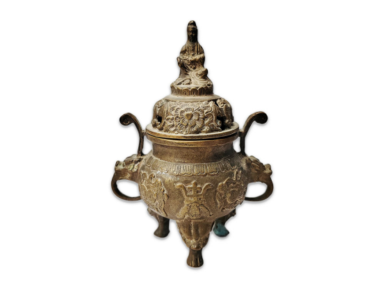 黄铜鎏金 福寿双龙出戟耳三兽足 神仙人物钮镂空熏香炉