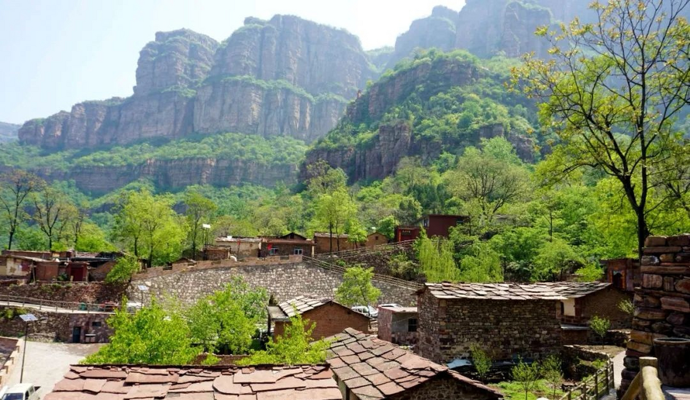 在河南省林州市石板岩镇北部,露水河南岸,有一座古韵悠然,风景秀丽的