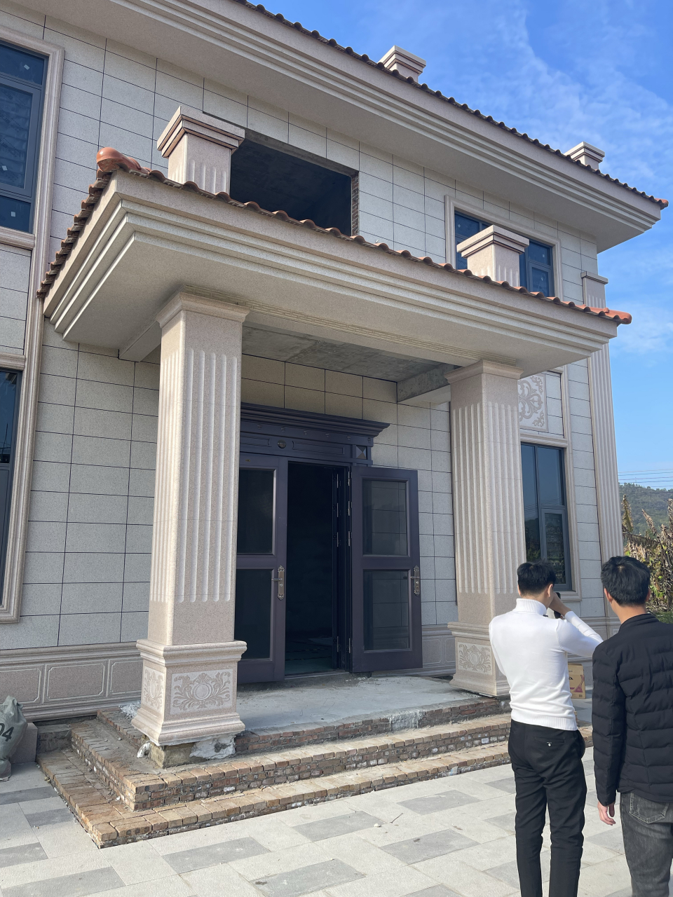 农村自建房别墅装修比大理石还好看300x600外墙砖 150x800凹凸窗线