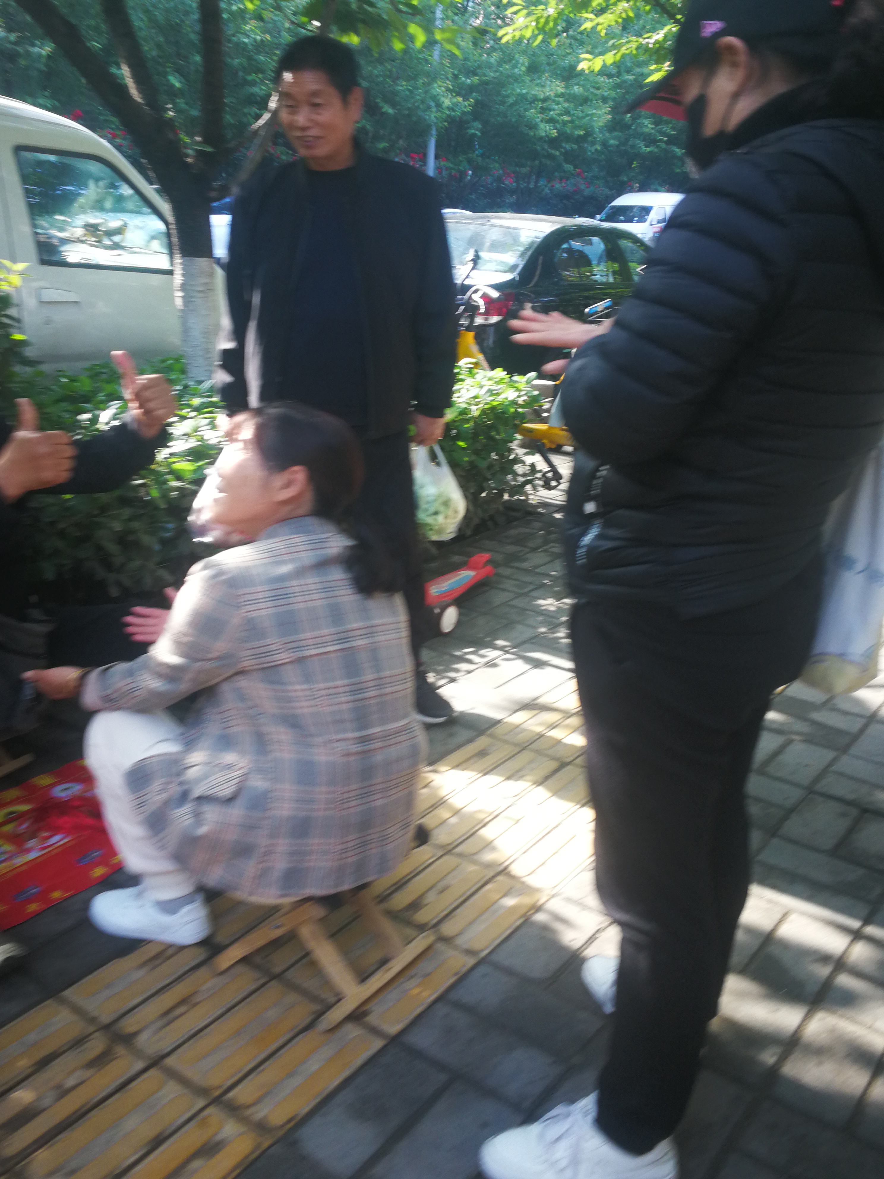 一个人假装聋哑人算卦另外一个人在旁边充当翻译解说