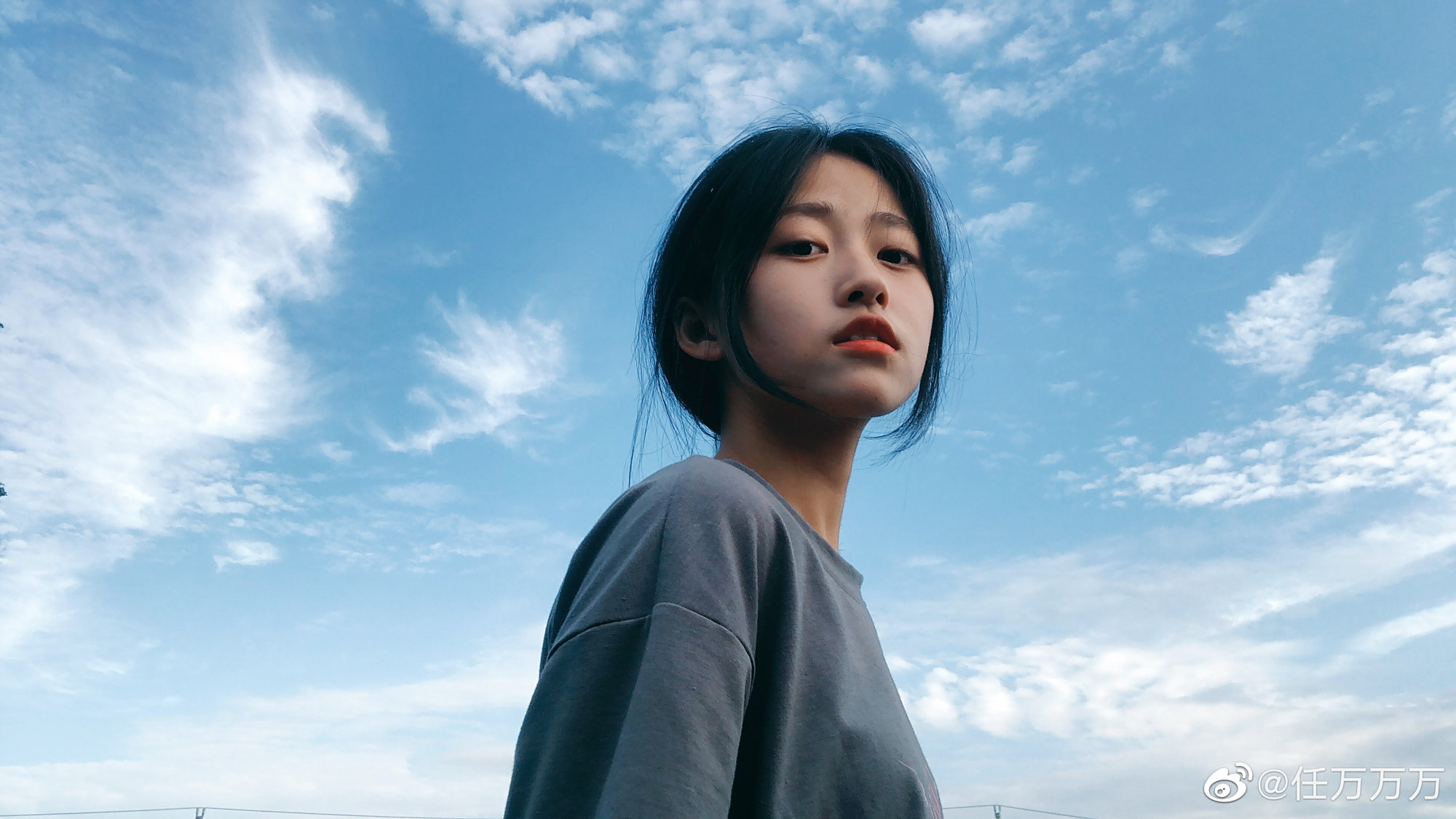 渣男壁纸——任万万走红照