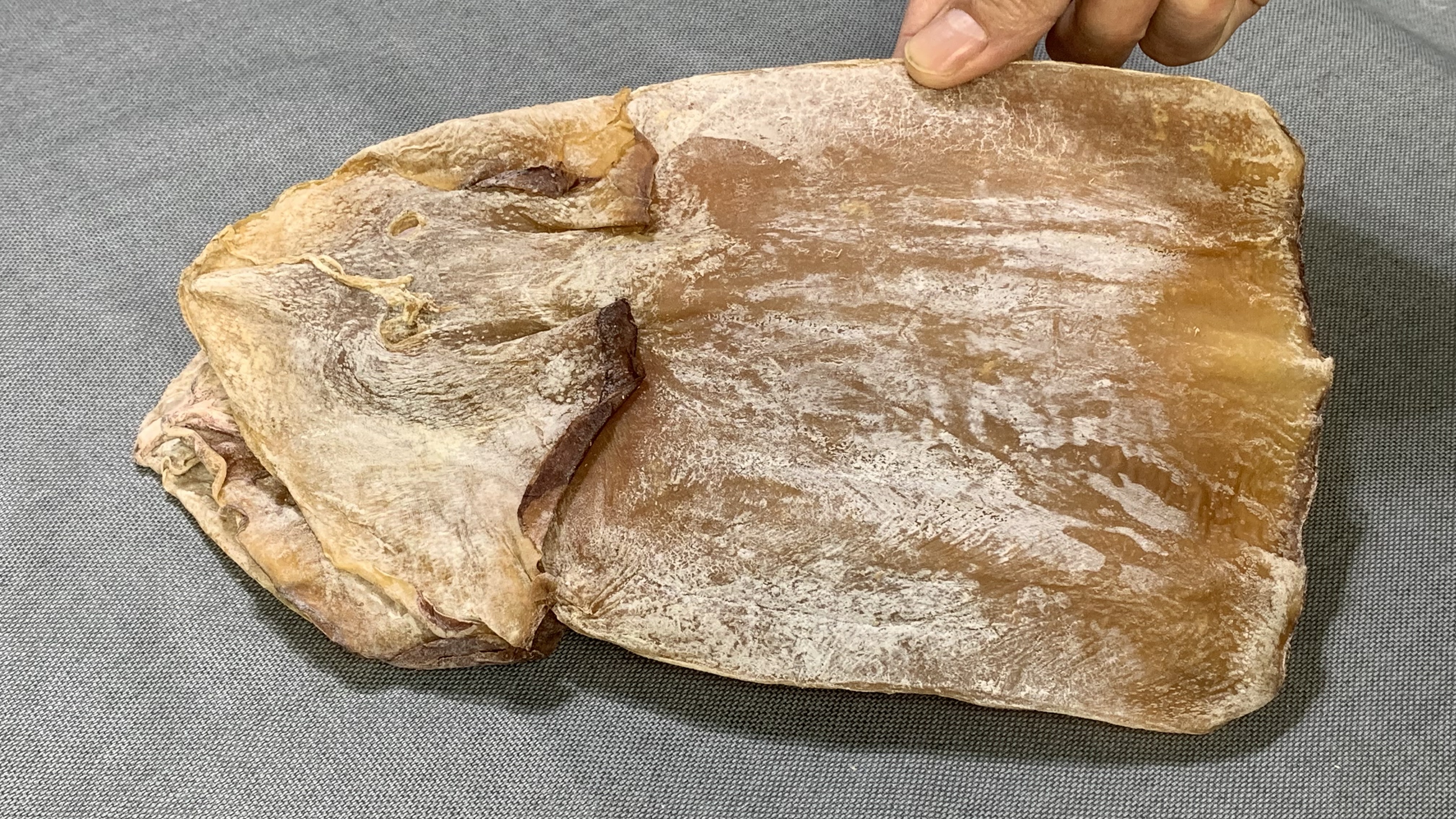 泡发干鱿鱼时，只用清水就错了，30年大厨教你一招，1小时泡发好