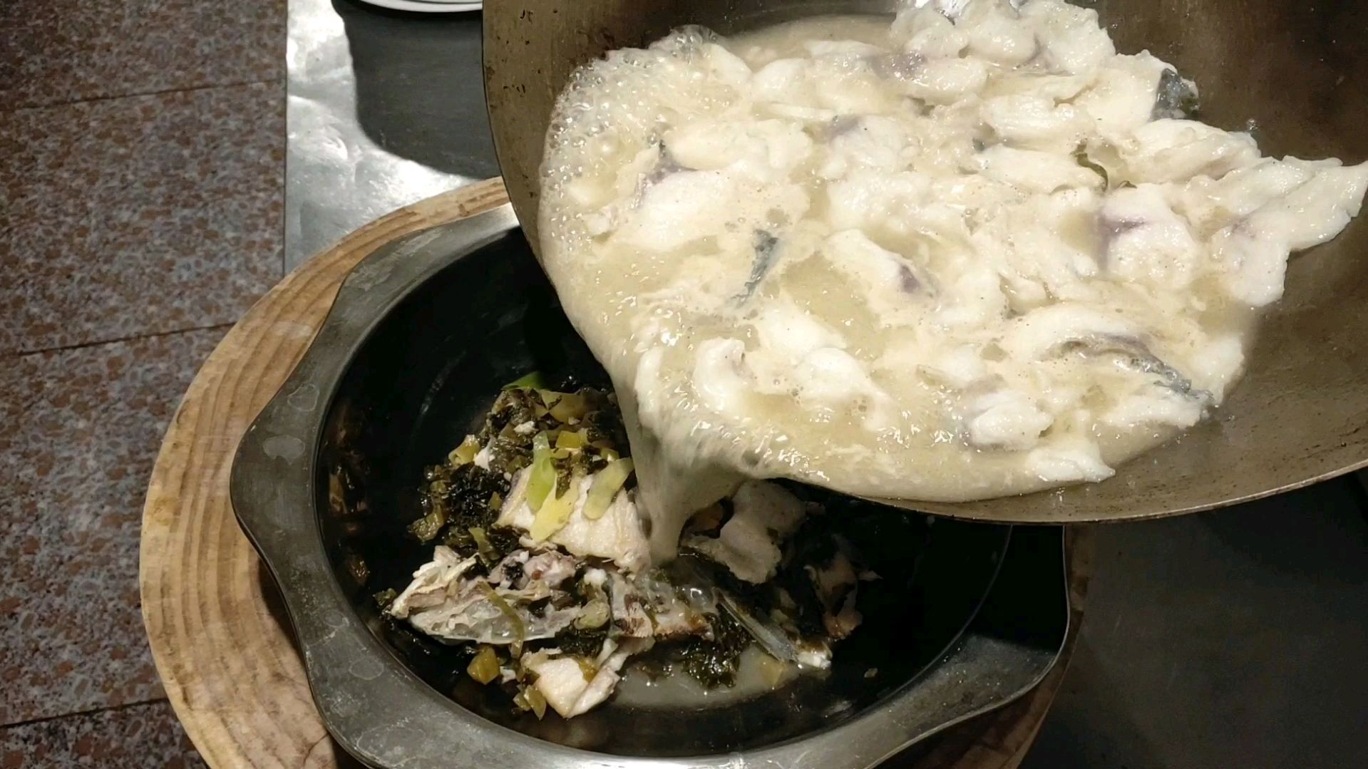 酸菜鱼 鱼肉滑嫩 汤白如奶 咸鲜味美 酸辣味突出