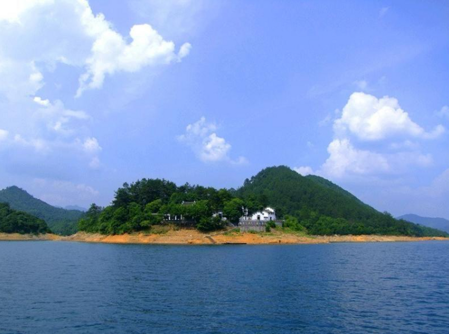 金秋图文动态创作节# 陈村水库,又名太平湖,位于安徽省黄山市黄山区