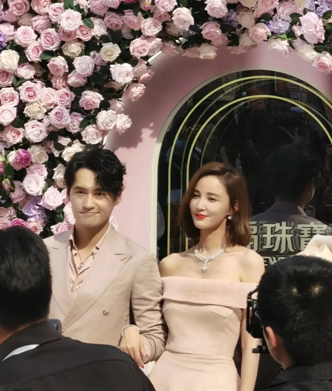 张歆艺后背上是有纹身吗?