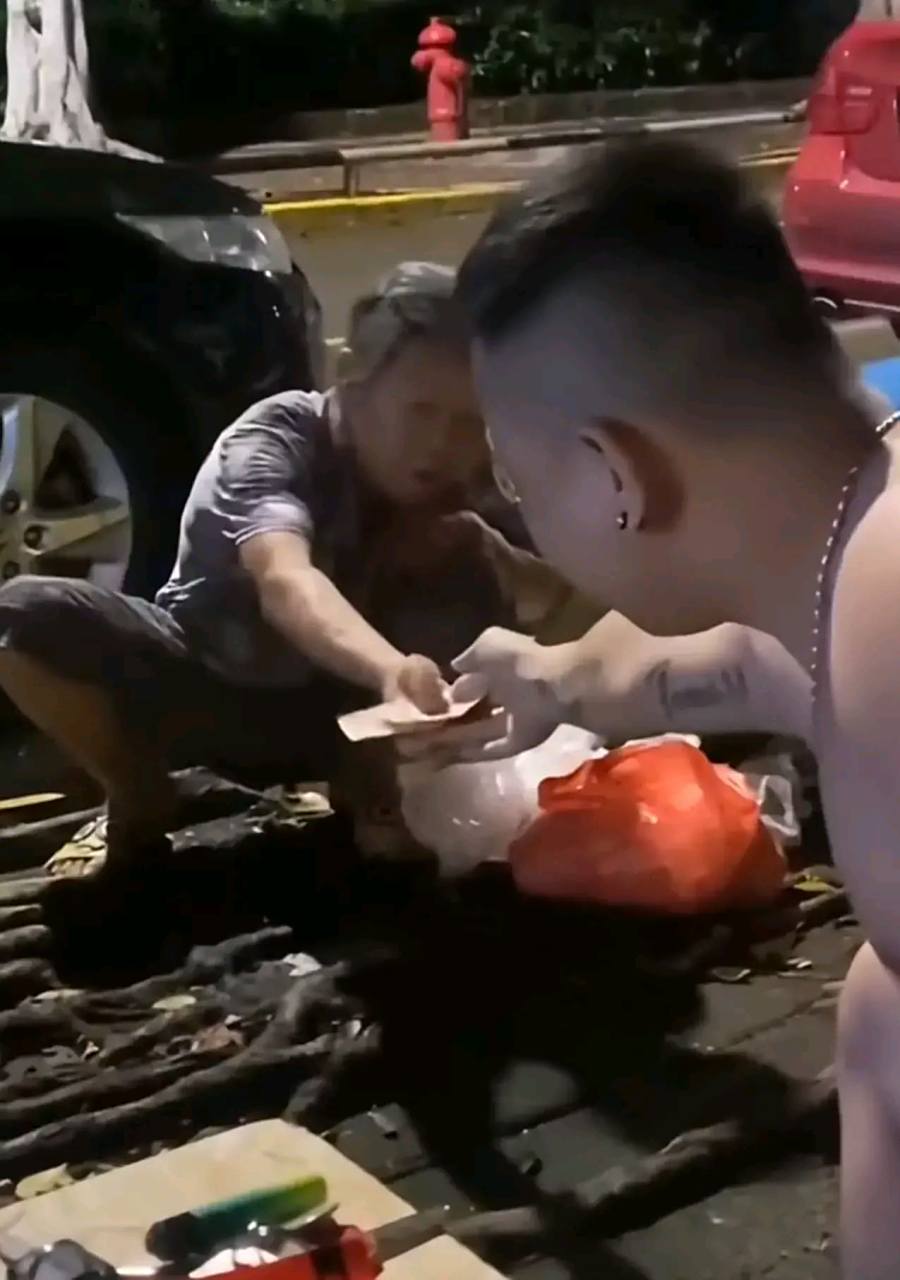 广东夜市,几个光膀子的纹身男正在喝酒,经过的人都下意识绕一下.