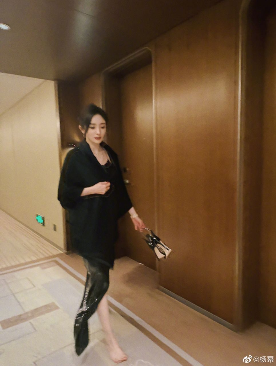下班的杨幂.穿高跟鞋的美与累,美女们都懂的[尬笑]#娱乐没有圈