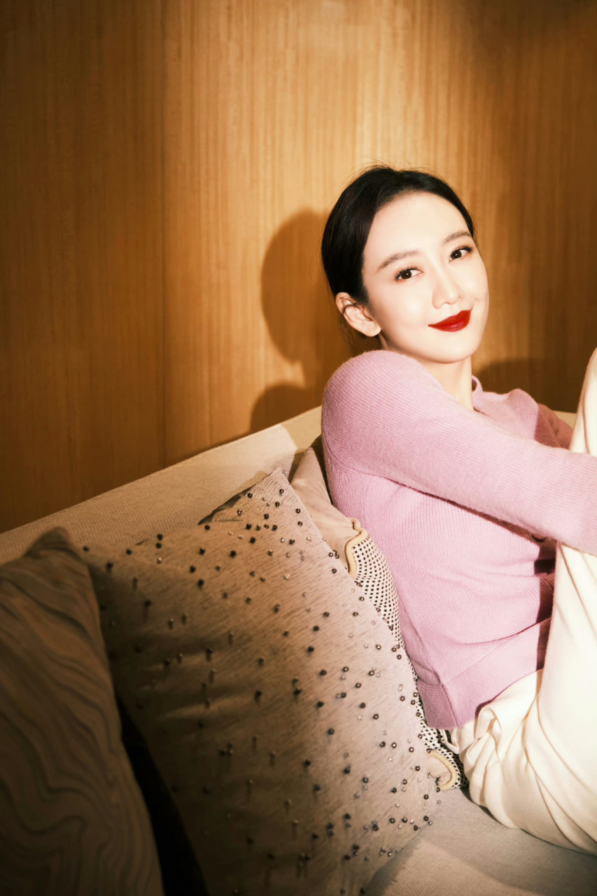 王鸥光着小脚丫坐在沙发上,纤细的小蛮腰和修长的美腿尽显妖娆好身材