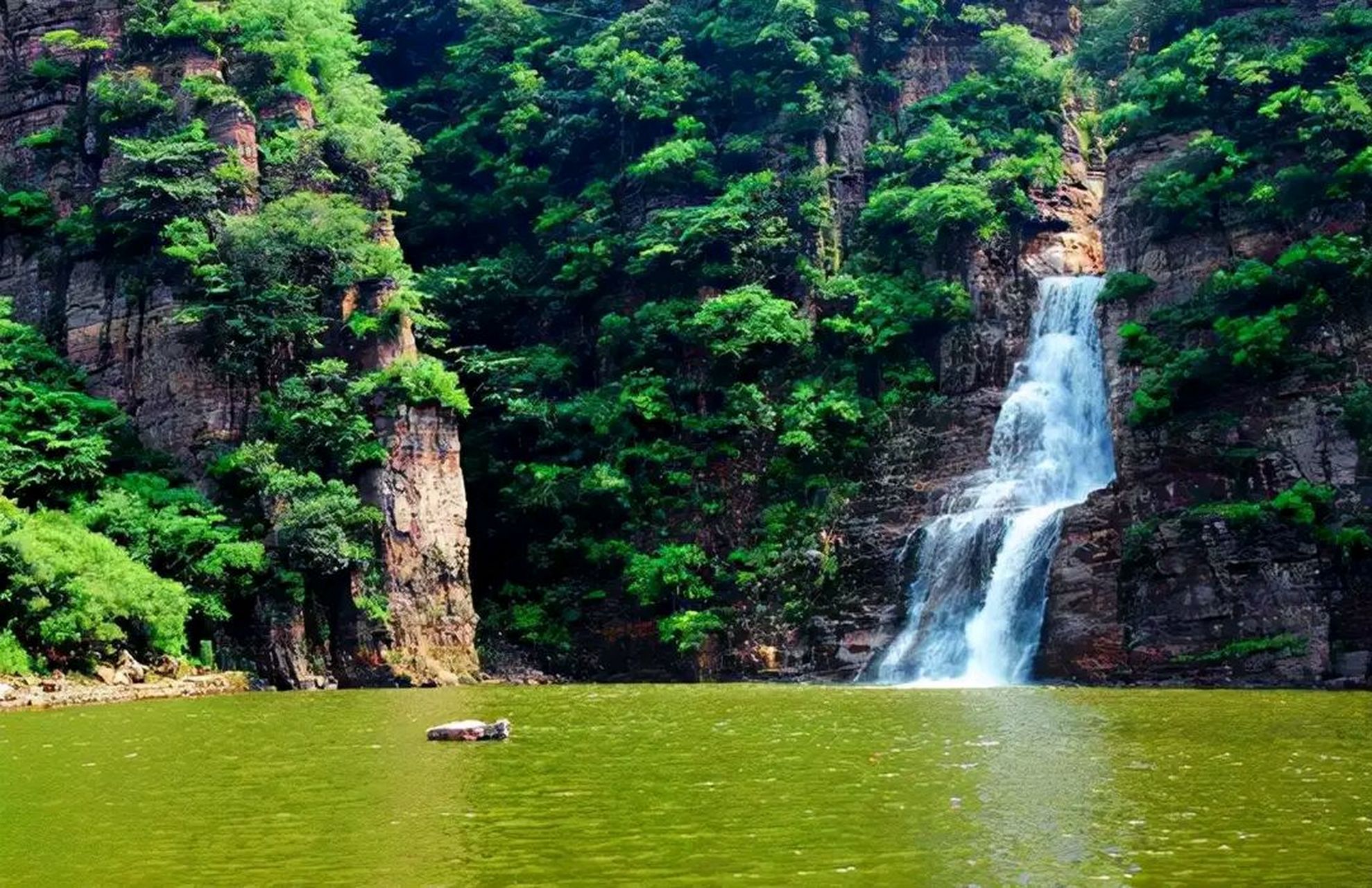 在河南省鲁山县尧山镇有个名叫龙潭峡的景区,风景秀丽,瀑布成群,溪流