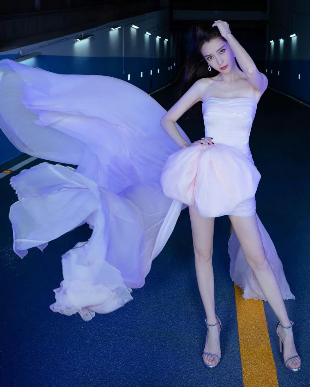 杨颖# 一袭蝴蝶结粉色抹胸纱裙,清纯妩媚的眼神,肤白貌美的容颜,优雅